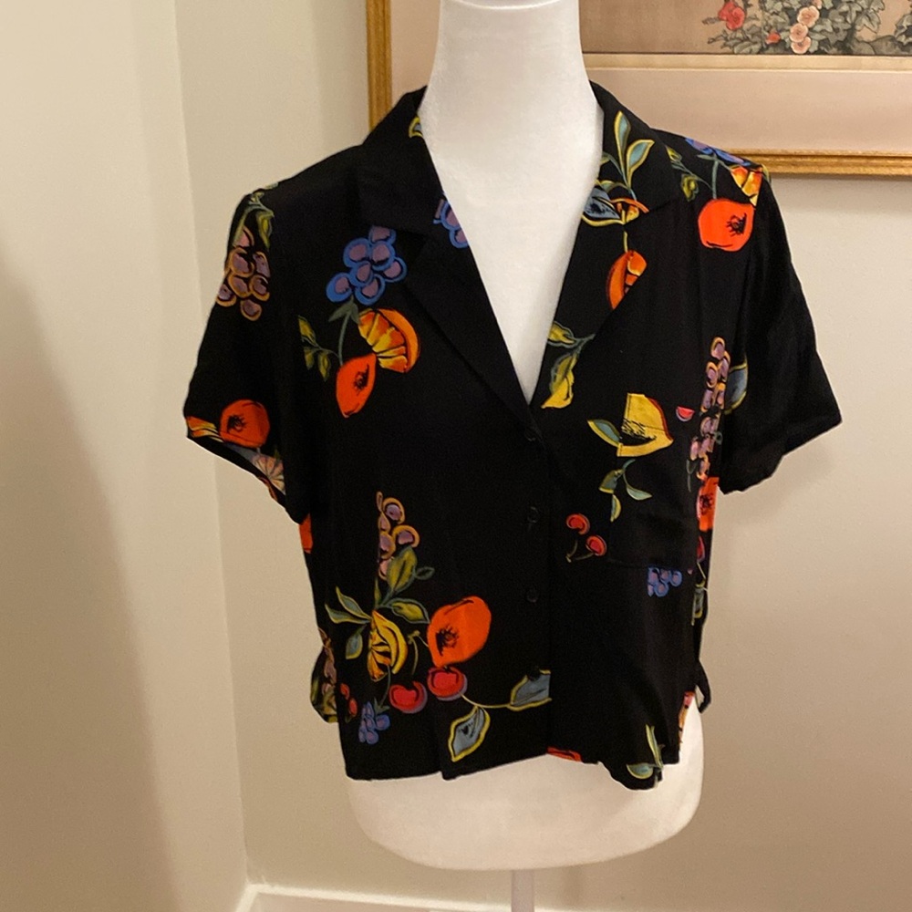 ASTR THE LABEL cropped v neck short sleeved blouse. size xs